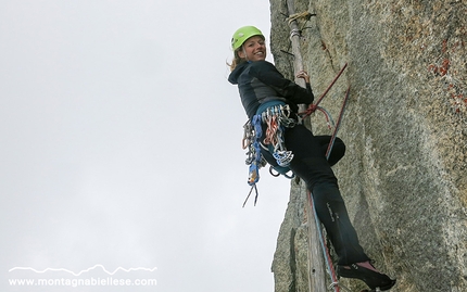 Via Giovanni Paolo II + Via Ottoz - Grivel Père Eternel Père Eternel - Aiguille de la Brenva - Via Giovanni Paolo II + Via Ottoz - Grivel Père Eternel: Aiguille de la Brenva. Dafne Munaretto sale la pertica.