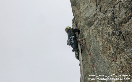 Via Giovanni Paolo II + Via Ottoz - Grivel Père Eternel Père Eternel - Aiguille de la Brenva - Via Giovanni Paolo II + Via Ottoz - Grivel Père Eternel: Aiguille de la Brenva. Qui la pertica traballa paurosamente.