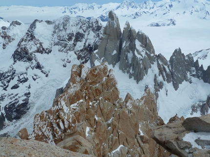 Supercanaleta, Fitz Roy, Patagonia - Da sotto la vetta, veduta sui tiri finali e sul Torre