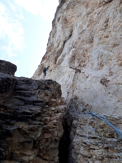 Capitani di Ventura Punta Civetta - Capitani di Ventura: Capitani di Ventura up Punta Civetta, Dolomites: Luca Vallata on the first pitch in the yellow rock, Punta Civetta, Dolomites