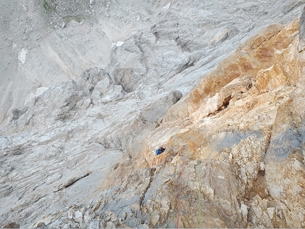 Capitani di Ventura Punta Civetta - Capitani di Ventura: Davide Cassol negotiating his way through the last pitch of yellow rock, just above him the loose overhang, Punta Civetta, Dolomites