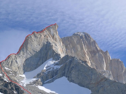 Aguja Guillaumet, Fitz Roy, Patagonia - Il tracciato della Cresta Nord di Aguja Guillaumet (350m, 6c).