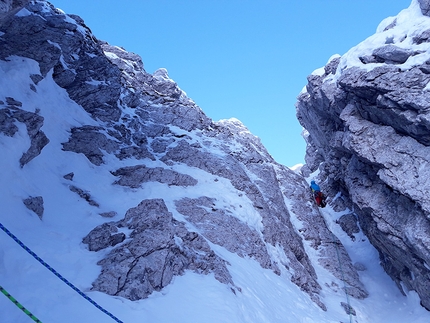 Chiappe strette Petto in fuori Pizzo di Petto - Chiappe strette Petto in fuori: Pizzo di Petto, Alpi Orobie (Gabriele Carrara, Yuri Parimbelli, Ennio Spiranelli 30/12/2019)