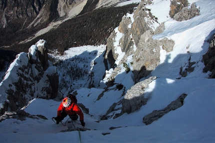 Apus Rocchetta Alta di Bosconero - Apus: Rocchetta Alta di Bosconero, Dolomiti di Zoldo (Mirco Grasso, Alvaro Lafuente 16/02/2020)