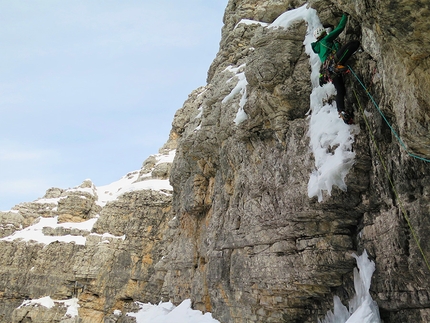 Apus Rocchetta Alta di Bosconero - Apus: Rocchetta Alta di Bosconero, Dolomiti di Zoldo (Mirco Grasso, Alvaro Lafuente 16/02/2020)