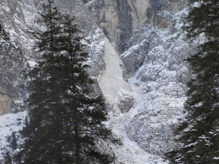 Sass Maor - Il crollo sulla parete est del Sass Maor, Pale di San Martino, Dolomiti.