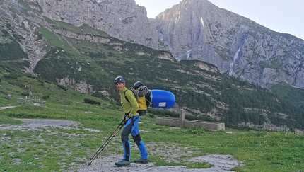 Zigo Zago Cima Ghez - Zigo Zago: Cima Ghez, Dolomiti di Brenta: Rolando Larcher parte con il bidone © Marco Curti