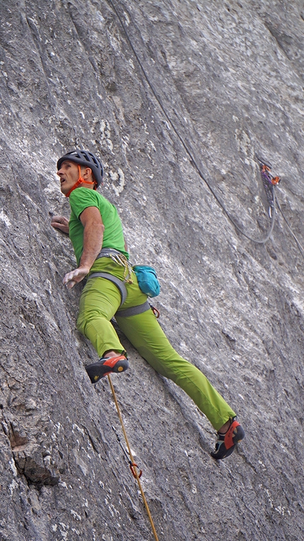 Zigo Zago Cima Ghez - Zigo Zago: Cima Ghez, Dolomiti di Brenta: Rolando Larcher libera il primo tiro © Marco Curti