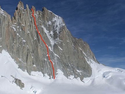 Aguja Guillaumet, Patagonia - The route line of Let's get wild (600m, 7a, 90°, Simon Gietl, Roger Schaeli 12/2012) on Aguja Guillaumet (2579m) in Patagonia