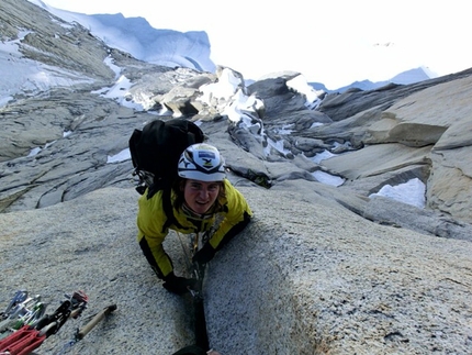 Aguja Guillaumet, Patagonia - Simon Gietl e Roger Schaeli durante la prima salita di Let's get wild (600m, 7a, 90°) sull' Aguja Guillaumet (2579m) in Patagonia