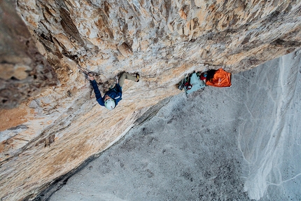 Space Vertigo Cima Ovest di Lavaredo - Space Vertigo: Nicola Tondini su L9, Cima Ovest di Lavaredo, Tre Cime di Lavaredo, Dolomiti © Matteo Pavana