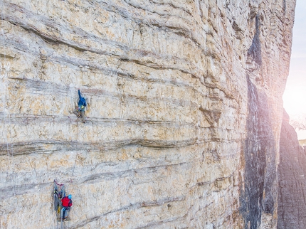 Space Vertigo Cima Ovest di Lavaredo - Space Vertigo: Nicola Tondini su L10, Cima Ovest di Lavaredo, Tre Cime di Lavaredo, Dolomiti © Gabriele Donati