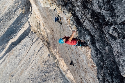 Space Vertigo Cima Ovest di Lavaredo - Space Vertigo: Alessandro Baù su L14, Cima Ovest di Lavaredo, Tre Cime di Lavaredo, Dolomiti © Matteo Pavana