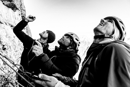 Space Vertigo Cima Ovest di Lavaredo - Space Vertigo: Claudio Migliorini, Nicola Tondini e Alessandro Baù in sosta, Cima Ovest di Lavaredo, Tre Cime di Lavaredo, Dolomiti © Matteo Pavana