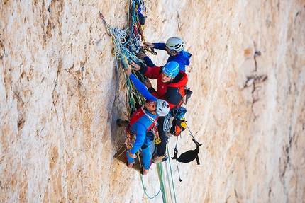 Space Vertigo Cima Ovest di Lavaredo - Space Vertigo: Claudio Migliorini, Nicola Tondini e Alessandro Baù sulla piattaforma di legno, Cima Ovest di Lavaredo, Tre Cime di Lavaredo, Dolomiti © Giovanni Danieli