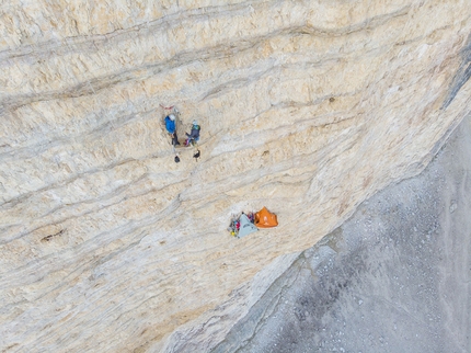 Space Vertigo Cima Ovest di Lavaredo - Space Vertigo: Claudio Migliorini, Nicola Tondini e Alessandro Baù in sosta, Cima Ovest di Lavaredo, Tre Cime di Lavaredo, Dolomiti  © Gabriele Donati