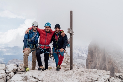 Space Vertigo Cima Ovest di Lavaredo - Space Vertigo: Nicola Tondini, Alessandro Baù e Claudio Migliorini in cima, Cima Ovest di Lavaredo, Dolomiti © Matteo Pavana