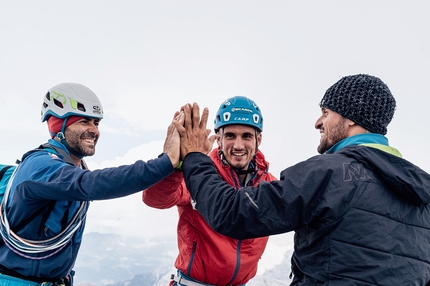 Space Vertigo Cima Ovest di Lavaredo - Space Vertigo: Nicola Tondini, Alessandro Baù e Claudio Migliorini in cima, Cima Ovest di Lavaredo, Dolomiti © Matteo Pavana