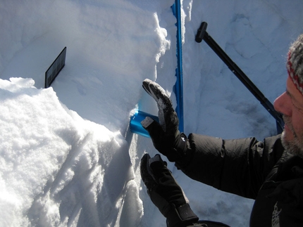 Rilievo NivoMeteorologico - Prelievo carota di neve per la misura della densità