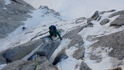 Illogika Monte Nero di Presanella - Illogika: Monte Nero di Presanella: Francesco Rigon salendo il 1° tiro della via Illogika