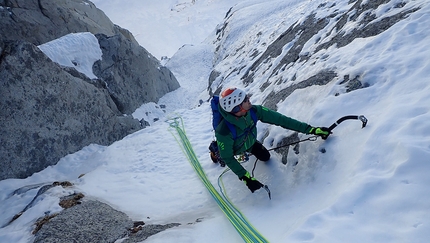 Illogika Monte Nero di Presanella - Illogika: Monte Nero di Presanella: Francesco Rigon salendo il 3° tiro della via Illogika