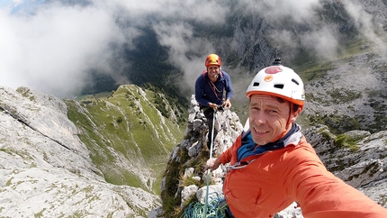 Dittatura Digitale Cima Uomo - Dittatura Digitale: Cima Uomo, Dolomiti di Brenta, Luca Giupponi, Markus Aufderklamm in cima al pilastro