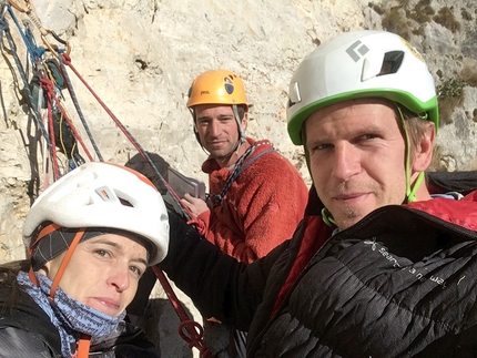 Angoscia Sojo Rosso, Monte Pasubio - Angoscia: Sojo Rosso (Monte Pasubio): Diana Sbabo, Ivo Maistrello e Marco Toldo in sosta