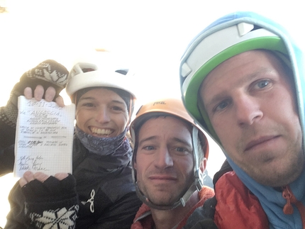 Angoscia Sojo Rosso, Monte Pasubio - Angoscia: Sojo Rosso (Monte Pasubio): Diana Sbabo, Ivo Maistrello e Marco Toldo con il libro di via