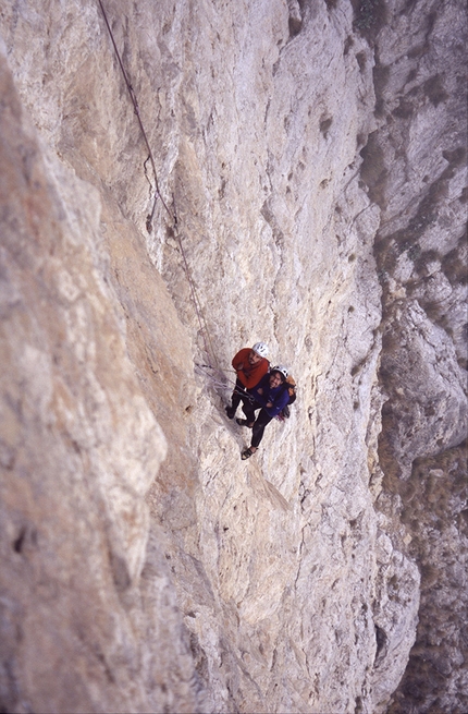 Angoscia Sojo Rosso, Monte Pasubio - Angoscia: Sojo Rosso (Monte Pasubio): Alessandro Galasso e Andrea Dalle Nogare in sosta, 2002