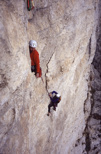 Angoscia Sojo Rosso, Monte Pasubio - Angoscia: Sojo Rosso (Monte Pasubio): Alessandro Galasso e Andrea Dalle Nogare, sesto tiro, 2002