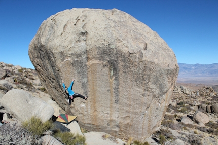 Katharina Saurwein - Katharina Saurwein sale un boulder highball a Bishop