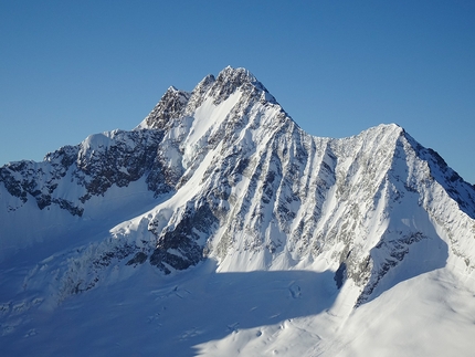 Goulotte della Z Cima di Rosso - Valmalenco - Goulotte della Z: La suggestiva vista sulla parete nord del Disgrazia, vista durante l'apertura di Goulotte della Z alla Cima di Rosso (Valmalenco)