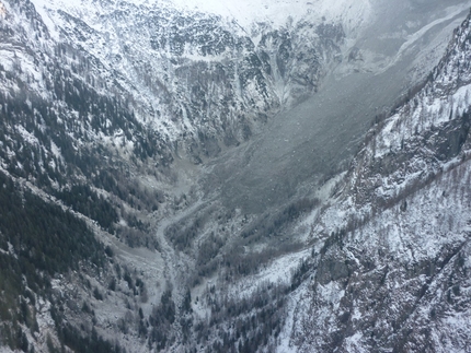 Cengalo - The rockfall on Piz Cengalo (3369m) in Val Bondasca on 27/12/2011.