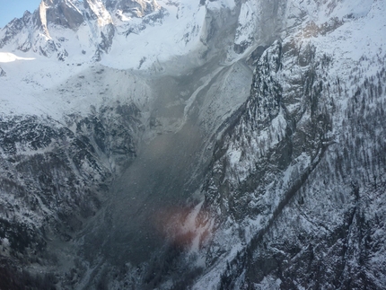 Cengalo - The rockfall on Piz Cengalo (3369m) in Val Bondasca on 27/12/2011.