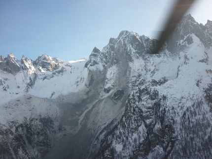 Cengalo - The rockfall on Piz Cengalo (3369m) in Val Bondasca on 27/12/2011.