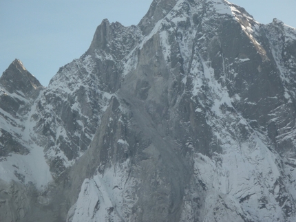 Cengalo - The rockfall on Piz Cengalo (3369m) in Val Bondasca on 27/12/2011.