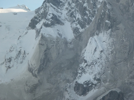 Cengalo - The rockfall on Piz Cengalo (3369m) in Val Bondasca on 27/12/2011.