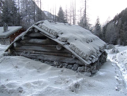 Cengalo - The rockfall on Piz Cengalo (3369m) in Val Bondasca on 27/12/2011.