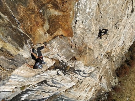 Lotta Continua Precipizio di Strem - Lotta Continua: Precipizio di Strem, Val Bodengo. Partenza del tetto