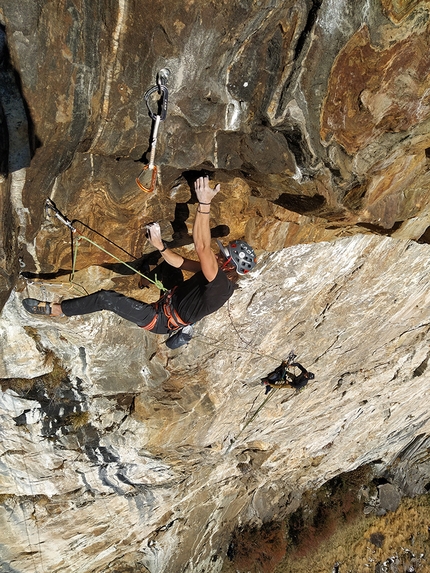 Lotta Continua Precipizio di Strem - Lotta Continua: Precipizio di Strem, Val Bodengo. Matteo De Zaiacomo sul tetto