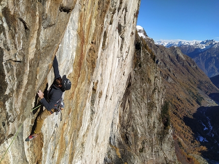 Lotta Continua Precipizio di Strem - Lotta Continua: Precipizio di Strem, Val Bodengo. Maximiliano Piazza sul boulder del quarto tiro