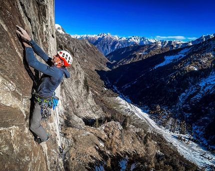 Lotta Continua Precipizio di Strem - Lotta Continua: Precipizio di Strem, Val Bodengo. Simone Manzi sul quinto tiro