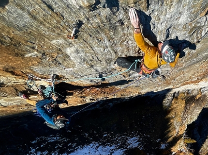 Lotta Continua Precipizio di Strem - Lotta Continua: Precipizio di Strem, Val Bodengo. Matteo De Zaiacomo e Maximiliano Piazza