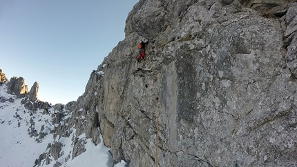 Grønn Zucco Barbisino - Grønn: Zucco Barbisino (Alpi Orobie): si inizia a schiavare strapiombi sul quarto tiro