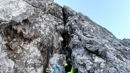 Grønn Zucco Barbisino - Grønn: Zucco Barbisino (Alpi Orobie): il fessurone nero che attraversa gli strapiombi