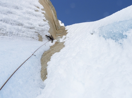 Torre Egger, Patagonia - Bjørn-Eivind Årtun e Ole Lied durante la prima salita di Venas Azules, la fantastica nuova via aperta nel dicembre 2011 sulla parete sud della Torre Egger, Patagonia.