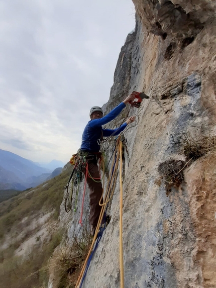 Verde Smeraldo Pilastro di Nembia - Verde Smeraldo: Pilastro di Nembia, Dolomiti di Brenta (Marco Bozzetta, Costante Carpella 2022)