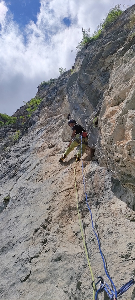 Verde Smeraldo Pilastro di Nembia - Verde Smeraldo: Pilastro di Nembia, Dolomiti di Brenta (Marco Bozzetta, Costante Carpella 2022)