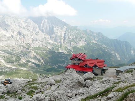 Via delle mamme + Gigi Caresia Crozzet del Rifugio - Via delle mamme + Gigi Caresia: Crozzet del Rifugio, Val d’Ambiez, Dolomiti di Brenta © Francesco Salvaterra