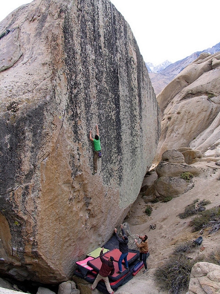 Alex Honnold - Alex Honnold going for the send of Too Big to Flail, Buttermilks, Bishop USA
